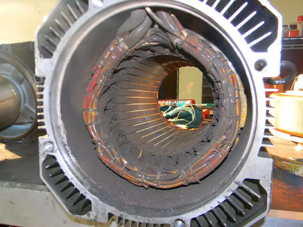 Servo motorun dış yüzeyi, arıza belirtileri açısından kontrol edilmektedir. Bu kontroller arasında, motorun gövdesinde çatlak, kırık veya hasar olup olmadığı, kablolarında kopma veya gevşeklik olup olmadığı, soğutma fanlarının düzgün çalışıp çalışmadığı gibi kontroller yer almaktadır.